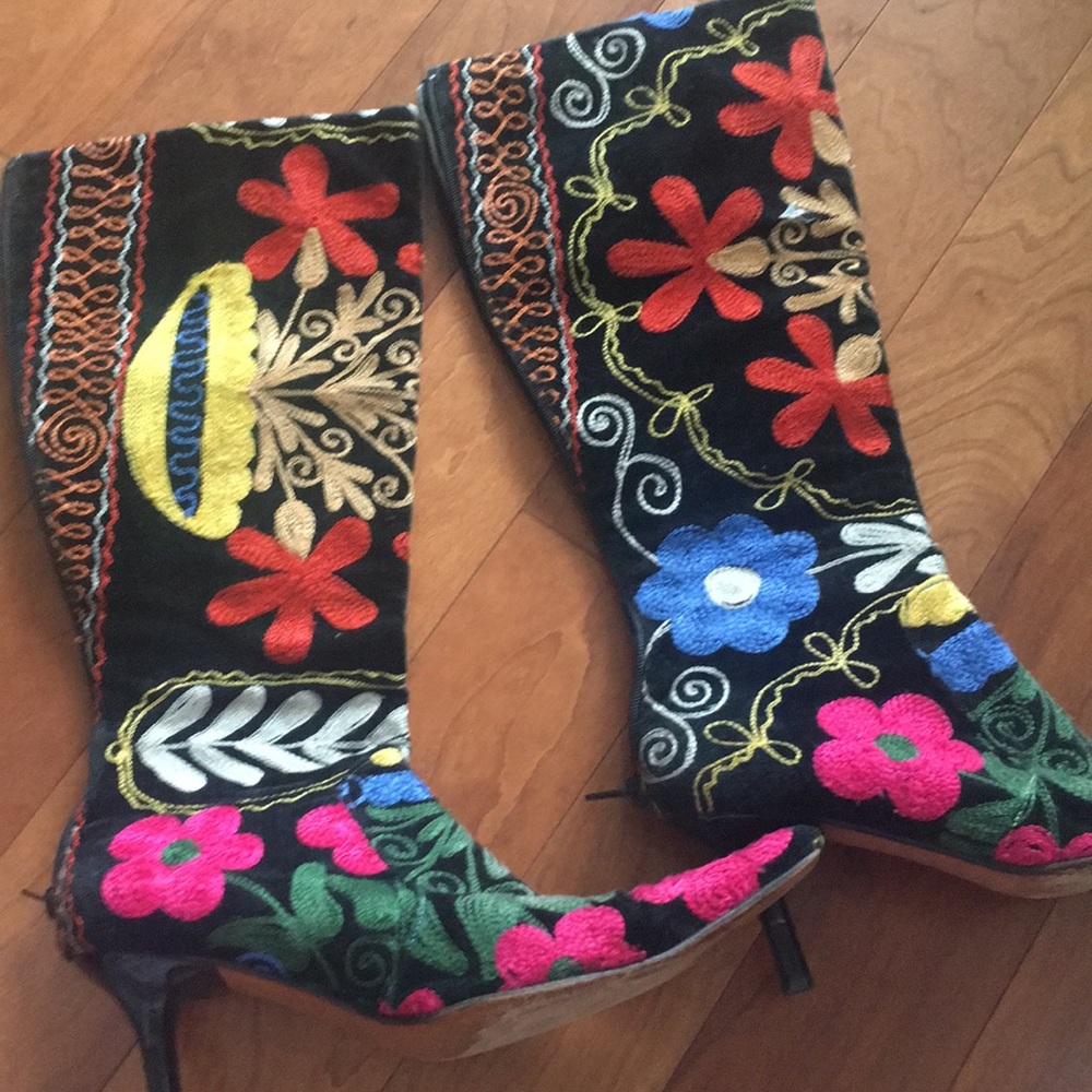 Sexy embroidered boots